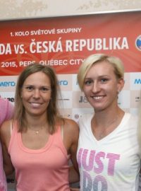 České tenistky zprava Denisa Allertová, Tereza Smitková, Lucie Hradecká a Karolína Plíšková před zápasem v Kanadě