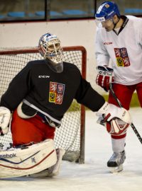 Brankář Alexandr Salák s Janem Kolářem při tréninku hokejové reprezentace