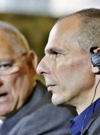 Ministři financí Německa Wolfgang Schäuble a Řecka Janis Varufakis