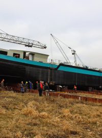 U Lovosic spustili na Labe obří chemický tanker, loď má 90 metrů