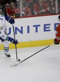 Radim Vrbata přispěl v utkání NHL asistencí k výhře Vancouveru 5:4 v prodloužení na ledě Chicaga