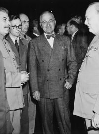 Konference v Postupimi v roce 1945. Zleva Josef Stalin, Harry S. Truman, Winston Churchill