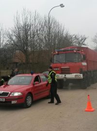 Policisté zasahují u domu majitele skladu výbušnin