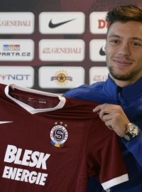 Václav Kadlec s dresem pražské Sparty po návratu z Eintrachtu Frankfurt