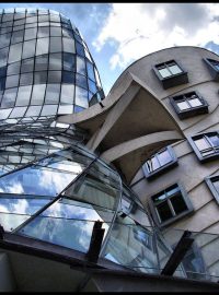 Tančící dům Vlada Miluniče a Franka Gehryho