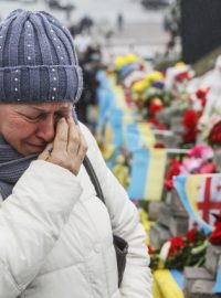 Lidé si připomínají květinami a vlajkami výročí krvavého potlačení protivládní demonstrace na náměstí Nezávislosti v Kyjevě