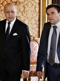 Ministři zahraničí Francie Laurent Fabius a Ukrajiny Pavlo Klimkin