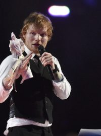 Ed Sheeran získal na Brit Awards 2015 ocenění zpěvák a nejlepší album