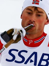 Norský finišman Petter Northug si dává v cíli štafety provokativně prst před pusu, aby utišil švédské fanoušky