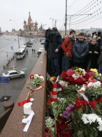 Svíčky a květiny pokládají lidé na místě, kde neznámí útočníci zastřelili ruského opozičního politika Borise Němcova