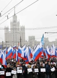 Moskvou procházejí tisíce lidí k uctění památky zastřeleného Borise Němcova