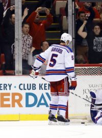 Marek Židlický (28) a Henrik Zetterberg (40) se radují z vítězného gólu Detroitu