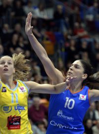 Druhé utkání čtvrtfinále play off Evropské ligy basketbalistek USK Praha - Salamanca 6. března v Praze. Kateřina Elhotová (vlevo) z ZVVZ USK Praha a MartaXargayová ze Salamancy