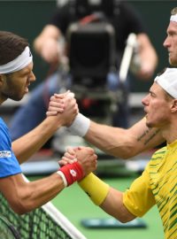 Čeští tenisté ČR Jiří Veselý a Adam Pavlásek porazili ve čtyřhře 1. kola Davis Cupu Australany Samuela Grotha a Lleytona Hewitta 3:2 na sety