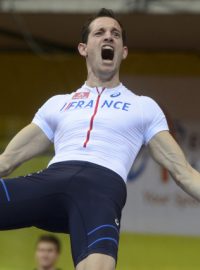 Renaud Lavillenie vládne skokanům o tyči, světový rekord ale v Praze nepřekonal