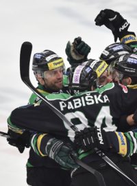 Hokejisté Mladé Boleslavi se radují z gólu v utkání předkola play-off proti Plzni