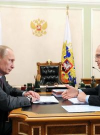 Ruský prezident Vladimír Putin a šéf ruské státní společnosti Rosatom Sergej Kirijenko