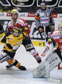 Litvínov i porduhé ve čtvrtfinále play-off porazil Pardubice. Před pardubickou brankou bojuje Juraj Majdan