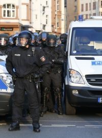 Německá policie sleduje demonstranty ve Frankfurtu nad Mohanem