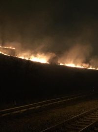 Rozsáhlý požár porostu v Praze na Žvahově