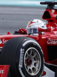 Sebastian Vettel slaví první vítězství v rudých barvách vozu Ferrari