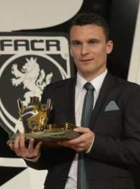 Útočník David Lafata s trofejí pro Fotbalistu roku 2014