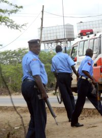 Policisté a sanitka před univerzitou v keňském městě Garissa