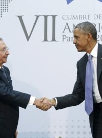 Kubánský prezident Raúl Castro (vlevo) a jeho americký protějšek Barack Obama během setkání v Panamě