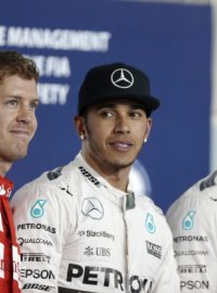 Sebastian Vettel (v červeném) se v kvalifikaci na GP Bahrajnu vklínil mezi piloty Mercedesu Lewise Hamiltona a Nika Rosberga