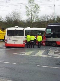 V Modřanech se srazil autobus s tramvají