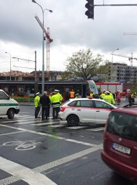 Příčiny nehody tramvaje s autobusem šetří policie