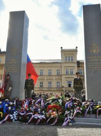 Několik tisíc lidí přišlo v Plzni na vzpomínkový akt u pomníku Díky, Ameriko