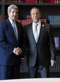 V Soči jednali ministři zahraničí Ruska a USA Sergej Lavrov (vpravo)  a John Kerry