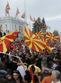 Protivládní demonstranti s makedonskými a albánskými vlajkami v ulicích Skopje