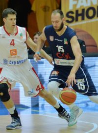 Nymburský Petr Benda (v bílém) stíhá děčínského Jakuba Houšku v úvodním duelu finálové série NBL