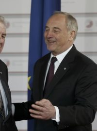 Český prezident Miloš Zeman a jeho lotyšský protějšek Andris Bērziņš na summitu Východního partnerství v Rize