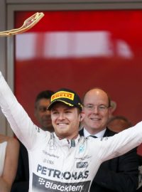 Nico Rosberg se raduje z triumfu na okruhu v Monaku