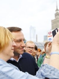 První den po volbách  děkoval vítěz Andrzej Duda voličům v centru Varšavy a fotografoval se s nimi