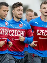 Čeští fotbalisté se připravují před odletem ke kvalifikačnímu utkání na Islandu, zleva Marek Suchý, Václav Kadlec, Tomáš Necid