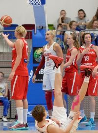 České basketbalistky (v červeném) mají po dvou zápasech na ME na kontě tři body (ilustrační foto)