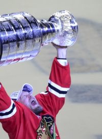 Obránce Chicaga Kimmo Timonen se raduje z vítězství v NHL