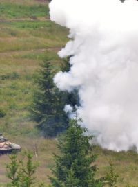 Ukázka bojové operace české armády 19. června na tankodromu u Strašic při generální zkoušce na Den pozemního vojska Bahna 2015