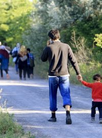 Těmto afghánským uprchlíkům se srbsko-maďarskou hranici ještě podařilo přejít