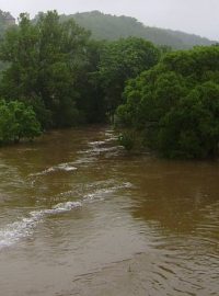 Záplavy, velká voda, povodeň, rozvodněná řeka, zvýšená hladina řeky