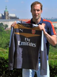 Petr Čech s dresem svého nového zaměstnavatele, londýnského Arsenalu