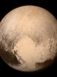 Pluto. Zatím poslední fotografie ze sondy New Horizons. NASA si všímá svítící části ve tvaru srdce