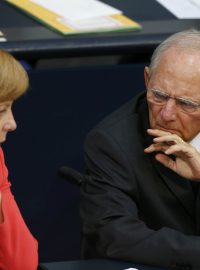 Kancléřka Angela Merkelová a ministr financí Wolfgang Schäuble před hlasováním německého parlamentu o pomoci Řecku