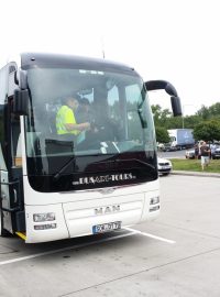 Policejní kontrola autobusů na dálnici D8