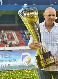 Trenér Plzně Miroslav Koubek s trofejí pro vítěze českého Superpoháru