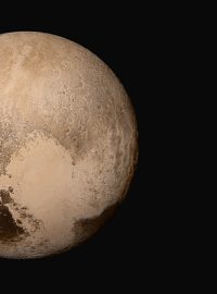 Trpasličí planeta Pluto ve skutečných barvách. Složená mozaika ze čtyř snímků sondy New Horizons